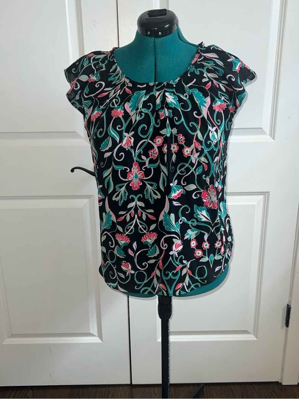 LC Lauren Conrad Pleated Front Bow Back Floral Cap-Sleeve Blouse M